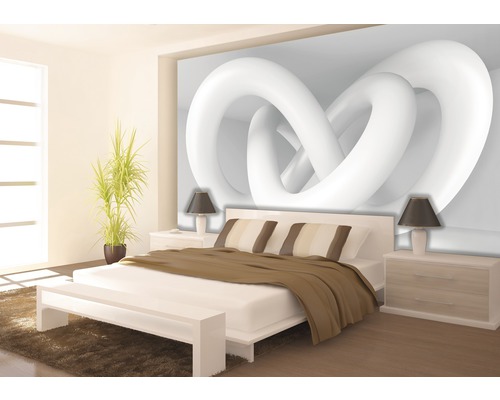 Dormitor luminos cu pat dublu, noptiere, lămpi, plantă de apartament și fototapet cu design abstract