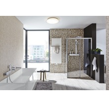 Baie modernă cu cadă, duș și radiator pentru prosoape