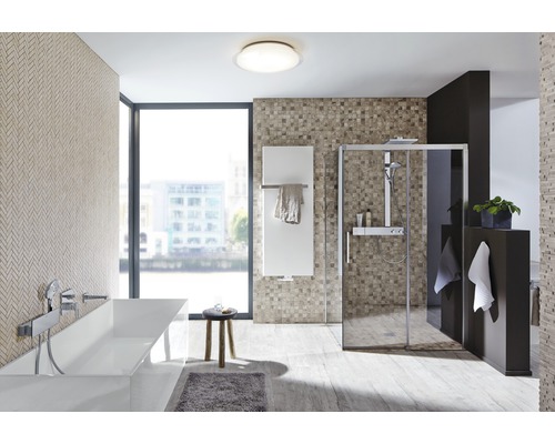 Baie modernă cu cadă, duș și radiator pentru prosoape