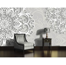 Decor de perete decorativ cu scaun și lampă de masă într-o cameră