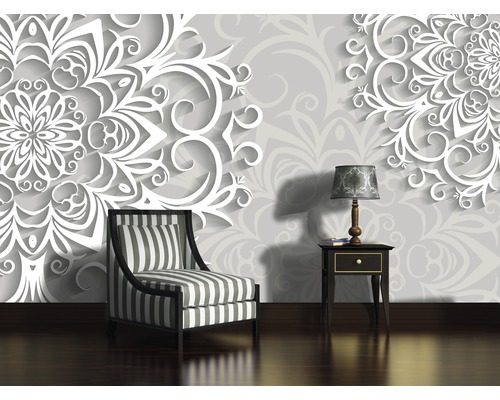 Decor de perete decorativ cu scaun și lampă de masă într-o cameră
