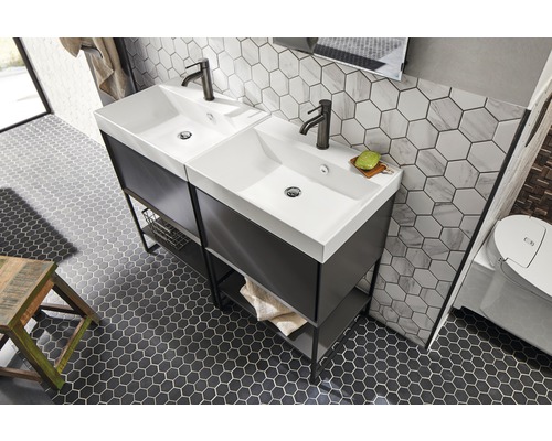 Baie cu chiuvetă dublă, lavoare, baterii și plăci hexagonale