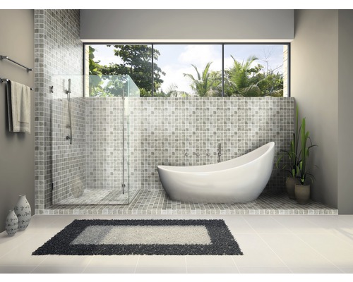 Baie cu cadă, duș, gresie mozaic și fereastră