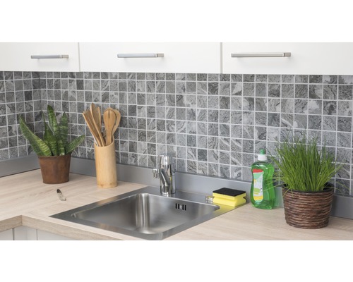 Chiuvetă de bucătărie cu robinet, plăci de mozaic și ustensile de bucătărie