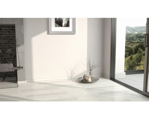 Cameră luminoasă cu grătar de piatră, decorațiuni și fereastră