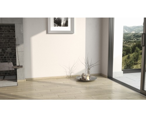 Cameră luminoasă cu podea de gresie, șemineu și ușă de terasă