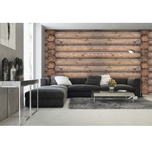 Living cu canapea gri și fototapet cu aspect de lemn