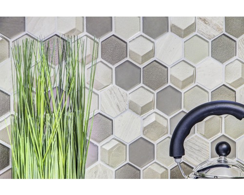 Perete de faianță hexagonal cu decorațiuni