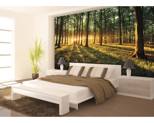Dormitor cu fototapet de pădure la răsărit