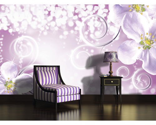 Cameră decorativă cu fotoliu, masă și tapet cu model floral