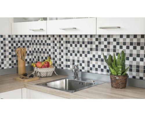 Chiuvetă de bucătărie cu robinet, plăci de mozaic și ustensile de bucătărie pe un blat de bucătărie