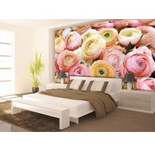 Dormitor cu fototapet floral, pat și noptiere.