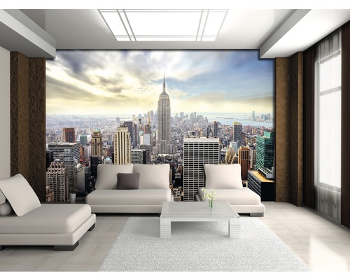 Living cu fototapet cu peisaj urban New York, mobilă albă și covor pentru o atmosferă luminoasă și modernă.
