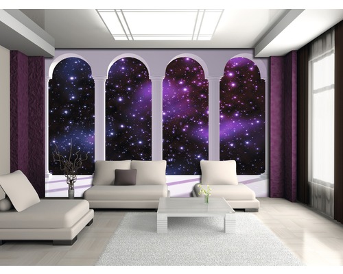 Cameră de zi cu tapet care prezintă o vedere spre spațiu prin arcade cu coloane