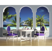 Pictură murală cu vedere la plajă, coloane, masă și scaune pentru o atmosferă de vară