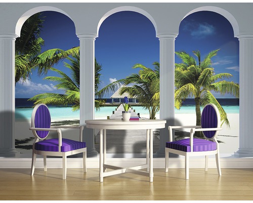 Pictură murală cu vedere la plajă, coloane, masă și scaune pentru o atmosferă de vară