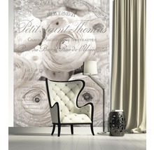 Living decorativ cu fototapet, fotoliu, lampadar și măsuță laterală