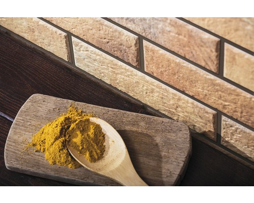 Placare decorativă pentru pereți cu aspect de piatră cu pudră de condimente pe scândură de lemn