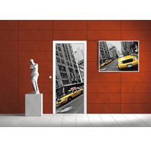 Interior decorativ cu poster de ușă și pictură murală cu motiv taxi și o sculptură.