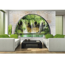 Living cu fototapet care prezintă o cascadă în spatele unui zid de piatră