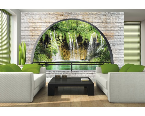 Living cu fototapet care prezintă o cascadă în spatele unui zid de piatră