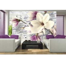 Living cu fototapet cu magnolii și mobilier modern.