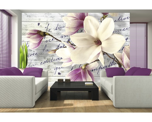 Living cu fototapet cu magnolii și mobilier modern.