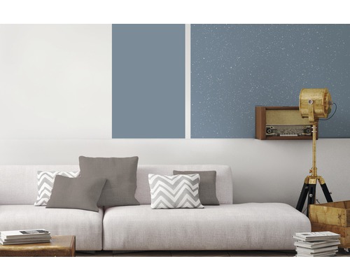 Living cu canapea, perne și decorațiuni de perete