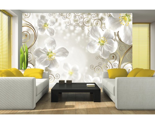 Living cu canapele albe și fototapet cu model floral