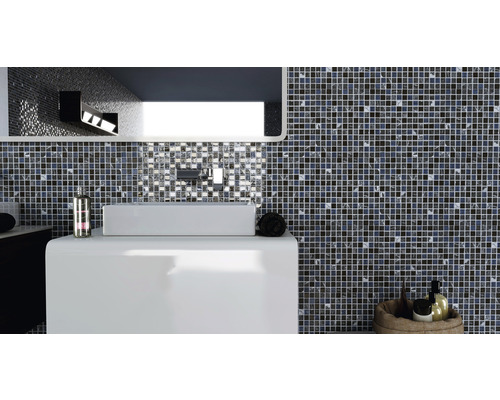 Baie cu chiuvetă și plăci de mozaic