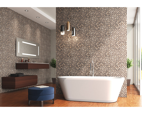 Baie cu gresie mozaic, cadă, chiuvetă și oglindă