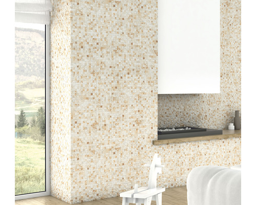 Decor de perete cu plăci de mozaic într-o cameră luminoasă.