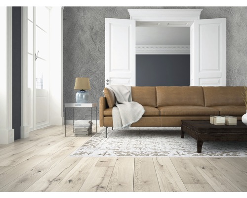 Sufragerie cu canapea de piele, masă din lemn, covor și lampă