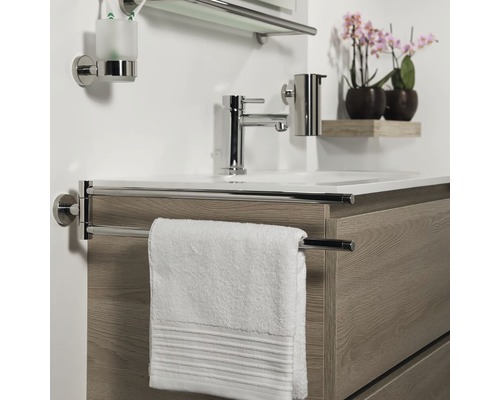 Chiuvetă de baie cu robinet, suport pentru prosop, prosop, dispenser de săpun, pahar pentru periuțe de dinți și raft