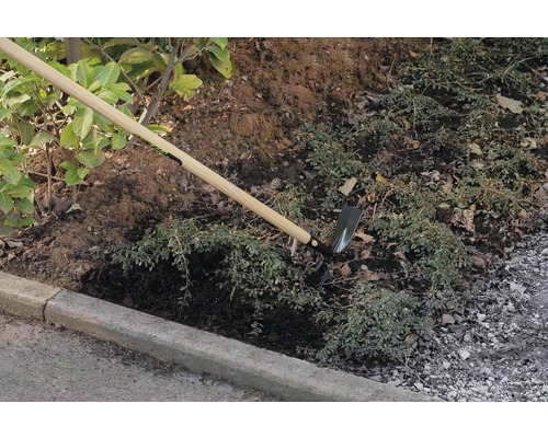 Săpăligă de grădină cu coadă de lemn utilizată pentru prelucrarea solului