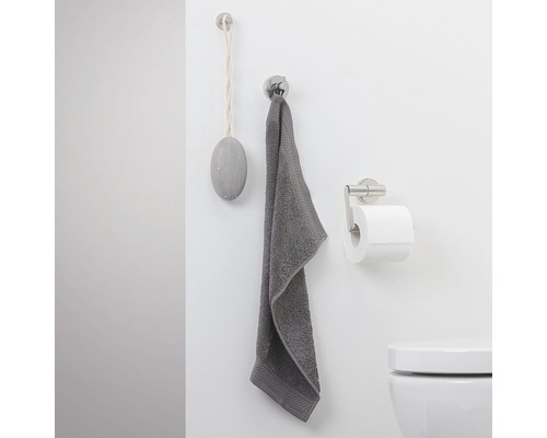 Scenă de baie cu suport pentru prosop, prosop, săpun pe sfoară și suport pentru hârtie igienică