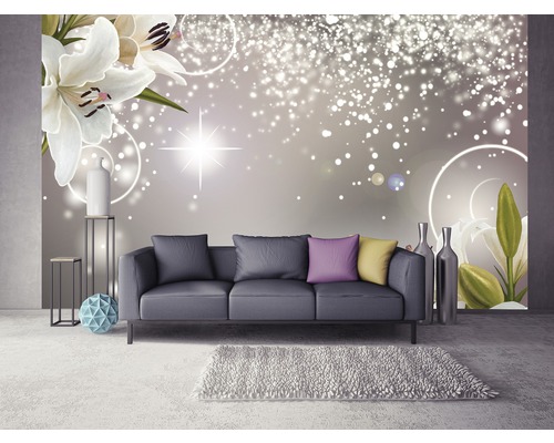 Living cu canapea, covor, decor și fototapet cu model floral