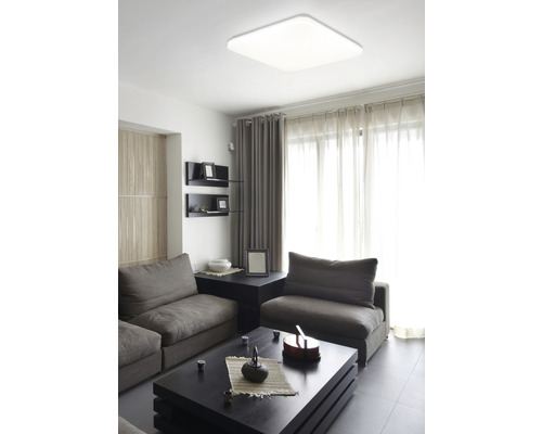 Living cu plafonieră pătrată și mobilier modern.