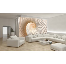Cameră de zi luminoasă cu fototapet cu design spiralat, completată de o canapea mare de colț