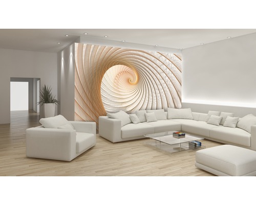 Cameră de zi luminoasă cu fototapet cu design spiralat, completată de o canapea mare de colț
