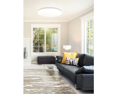 Plafonieră cu LED integrat Ocean 48W 4800 lumeni, formă rotundă, plastic alb Living cu plafonieră, canapea, covor și fereastră