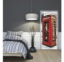 Dormitor cu pat și poster de ușă cu motiv de cabină telefonică