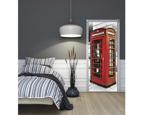 Dormitor cu pat și poster de ușă cu motiv de cabină telefonică