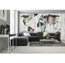 Living cu canapea gri și hartă a lumii ca decorațiune de perete