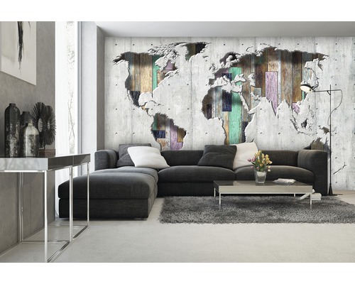 Living cu canapea gri și hartă a lumii ca decorațiune de perete