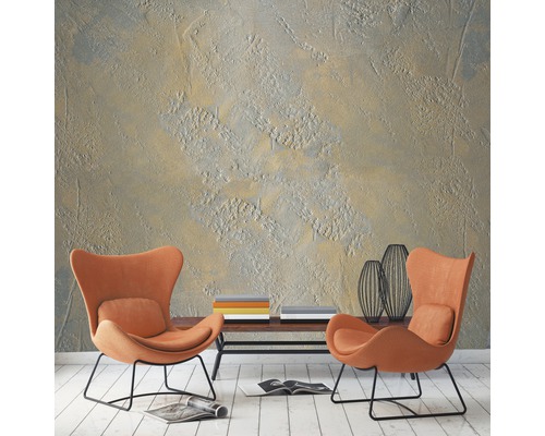 Cameră de zi cu două fotolii, măsuță de cafea și design decorativ pe perete