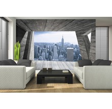 Living cu pictură murală din beton și vedere la orizontul orașului New York