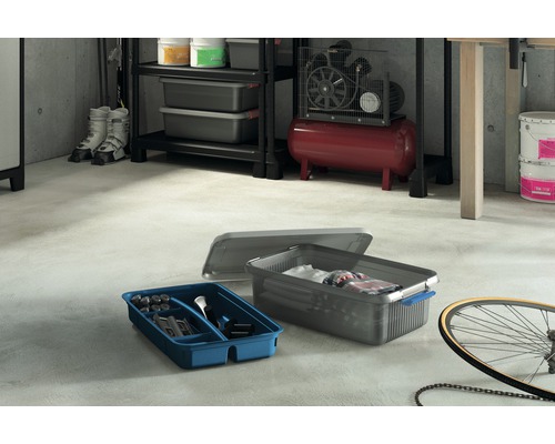 Scenă cu rafturi, compresor de atelier, găleți de vopsea, clăpari, bicicletă și două cutii de depozitare