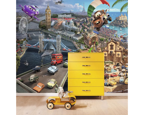 Fototapet cu motivul Cars, comodă galbenă și mașină de jucărie în cameră.