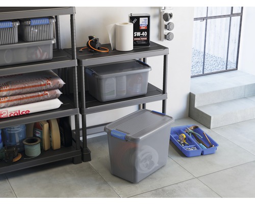 Sistem de rafturi cu cutii de depozitare și diverse articole într-un spațiu de depozitare